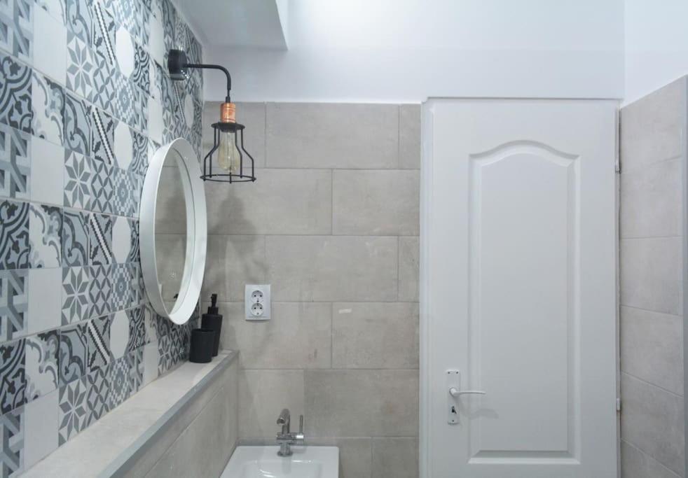 2 Bdr / Cozy Ap Near Old Town Apartment Bukares Bagian luar foto